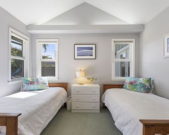 Sunny Warm Spring Days @ 26th Ave Beach House Hot Tub, Garden, Family Friendly - Santa Cruz - Habitación