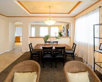 Spacious Cozy Home Near Almeria Park - Fontana - Dining room