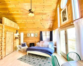 Harvest Moon Loft - Sylva - Living room