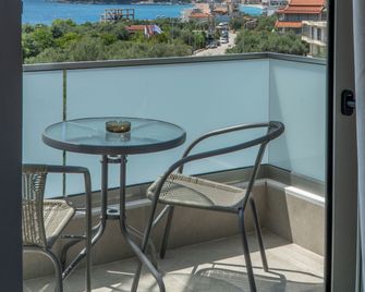 Koks' Guesthouse - Himare - Balkon