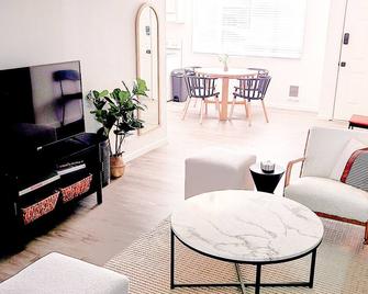 Close to River, Uptown, and Hospital! - Richland - Living room
