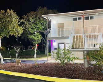 Host Inn - Daytona Beach - Gebäude
