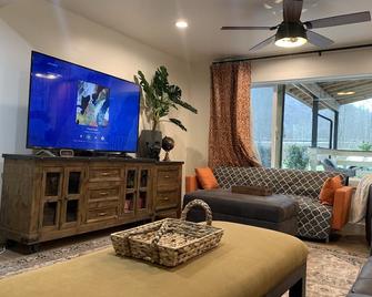 Lakewood Farmhouse with exceptional kitchen/ great room. - Pine Hill - Living room