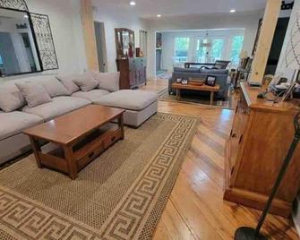 Lake Hartwell Frank Howard Home - Clemson - Living room