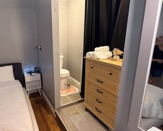 Comfort room - New London