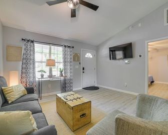 4 Mi to Dtwn! Tallahassee Home with Private Deck - Tallahassee - Living room