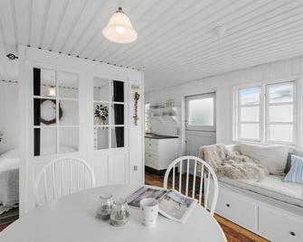 2 Bedroom Beach Front Home In Esbjerg V - Esbjerg - Dining room