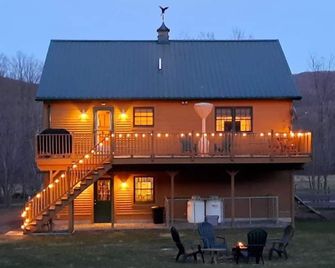 Quiet & private small horse farm only 1.5 miles to Jiminy Peak. Pet friendly. - Hancock - Edificio