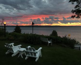 Whaleback Inn - Leland - Patio