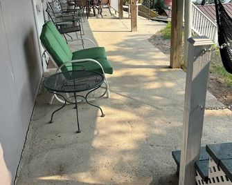 Cozy apartment on Keuka Lake, close to Keuka College, wineries and breweries. - Penn Yan - Патіо