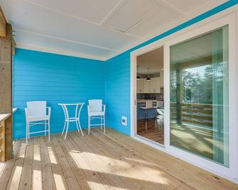 Oak Island Coastal Home with Covered Deck! - Oak Island - Balcón