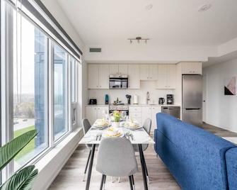 1BR Modern Condo - King Bed and Stunning City View - Kitchener - Dining room
