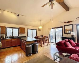 Serene Catskills Riverfront Chalet. Hottub + Views! - Hensonville - Living room