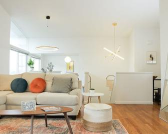 Sf Spacious Home With Modern Designs - South San Francisco - Living room