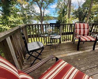 Charming Waterfront Cottage on the Kennebec River Walking Distance to Town - Bath - Balkon