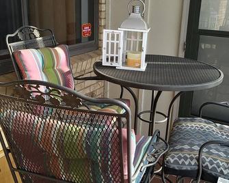 Private Cozy Studio with kitchenette - Garden level - Greenwood Village