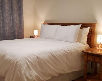 Beautiful Home with Traditional & Modern Ambience - Edmonds - Bedroom