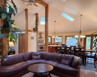 Tranquil Cowichan Riverfront Home - Lake Cowichan - Sala de estar