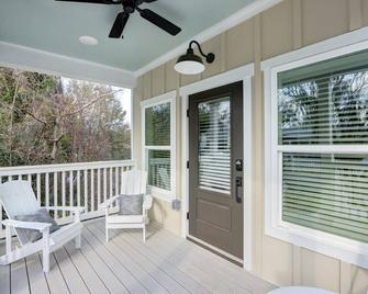 MidShipTury Cottage - 5 minutes to SAV / 15 to Beach by Lucky Savannah - Thunderbolt - Balcony