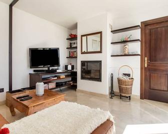 Villa in Granada with Sea Views & Pool, cleaning included - Gualchos - Sala de estar