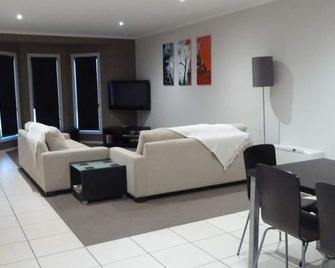 Mildura Holiday & Corporate Accommodation - Mildura - Living room