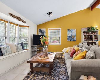 Charming Escape with Fire Pit and Deck - Cozy Cottage Retreat - Wimberley - Sala de estar