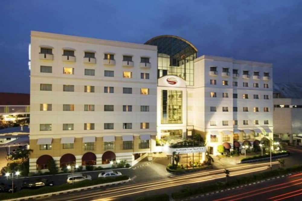 Surabaya Suites Hotel Powered by Archipelago - סוראבאיה - בניין