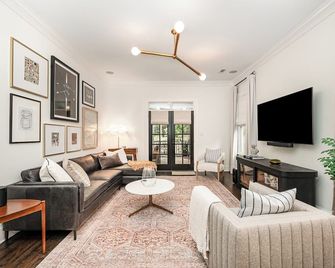 Midwood Hideaway - Hot Tub + Firepit + Peloton + Putting Green + Discgolf - Charlotte - Sala de estar