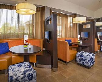 Comfort and Relaxation! Outdoor Pool, Pet-Friendly Property, Parking! - Charlotte