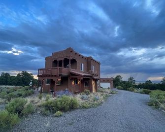 Crestone Adobe Vista Manor - Crestone - Edificio