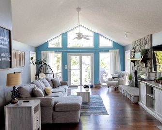 WOW! Amazing location, lakefront for family & friends, quiet cove & fire pit! - Camdenton - Wohnzimmer