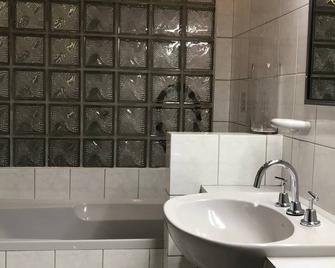 Marina Retreat Geraldton - Centrally Located in Garden Setting - Beresford