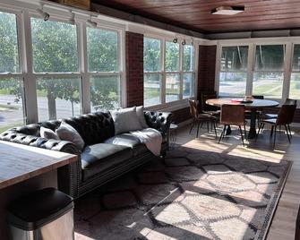 Large Home w/ game room, grill, and hot tub - Shelbyville - Sala de estar