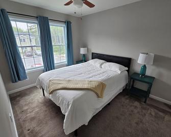 Acadia Villas! 5A Hunter's: A private neighborhood in the woods. - Trenton - Slaapkamer