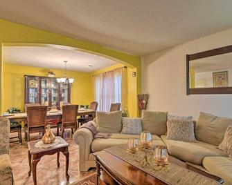 Family-Friendly Home ~ 12 Mi to Space Center! - Pasadena - Living room