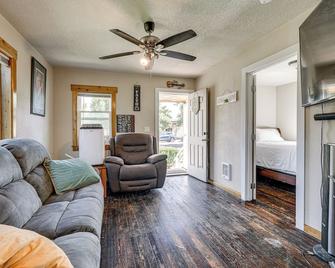 3 Mi to University of Oregon Cozy Home - Springfield - Living room