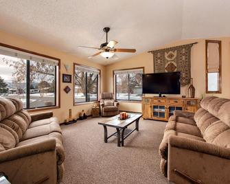 Family friendly home away from home; near Glenwood Caverns, hot springs & skiing - Rifle - Living room