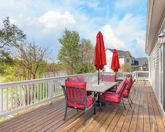 Lake Anna Waterfront - Sleeps 21 - Dock for 3 Boats - Orange - Balcón
