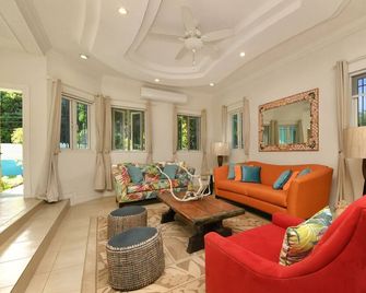 Todd’s Place Harbour Island - Dunmore Town - Living room