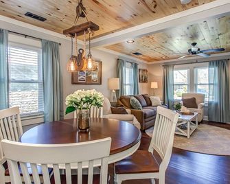 Hop Skip Jump Or Walk To Historic Downtown Franklin, Tn. Harmony Cottage - Franklin - Dining room