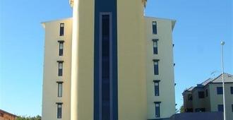 Ocean Beach Hotel - Cottesloe - Building