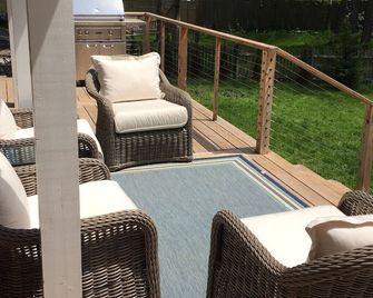 Bright and cheery summer retreat. Close to Compo, Saugatuck dining, and town. - Westport - Balcony