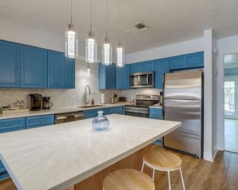 Breezy Cape Canaveral Townhome about 1 Mi to Beach! - Cape Canaveral - Kitchen
