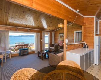 Oasis Beach Resort - Taupo - Wohnzimmer