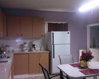 Port Hope Group Vacation Home - Port Hope - Kitchen