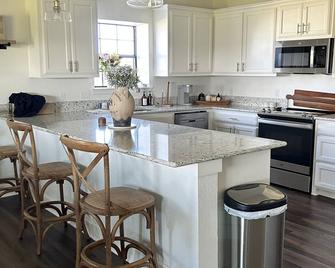 Ennis home of the bluebonnet - Ennis - Kitchen