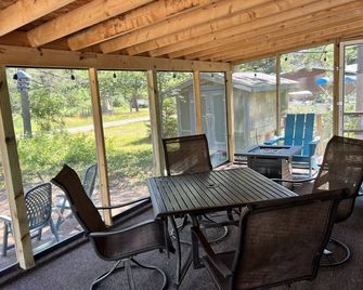 Parkmodel cabin w screened porch in campground on bike trail. - Boulder Junction - Dining room