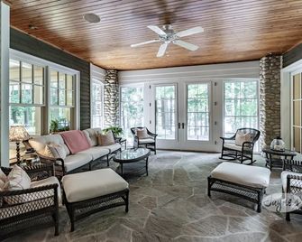 6 bed, 8 bath Beautiful Lake Joe Compound! Sunsets, Boathouse, Sauna & Gym! - Minett - Living room