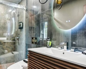 Kiki 3 - Men's Clothing optional Guest Houses - Fort Lauderdale