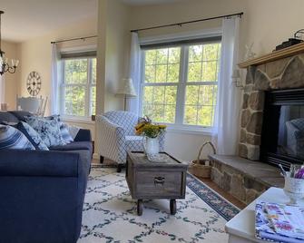 Charming Cottage in Private Lake Community (Pet-Friendly!) - Athens - Living room